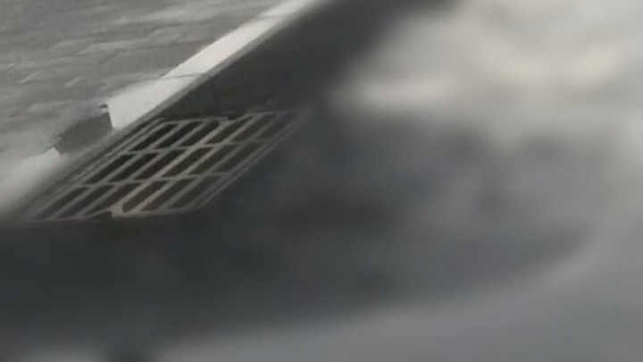 Foto: Šaht uz cestu ugrađen za gledanje