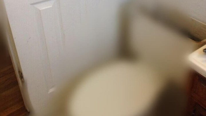 Foto: Što napraviti kada instaliraš školjku, ali zaboraviš na vrata?