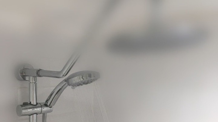 Foto: Neočekivano rješenje za nedostatak visine u tuš kabini