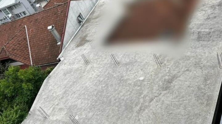 Foto: Je li ovo krov ili početak novog kata na krovu druge kuće?