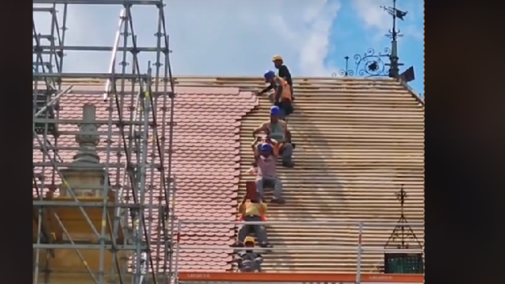 Video: Nevjerojatna snimka iz Zagreba, radnici izvode radove na krovu bez sigurnosnog pojasa
