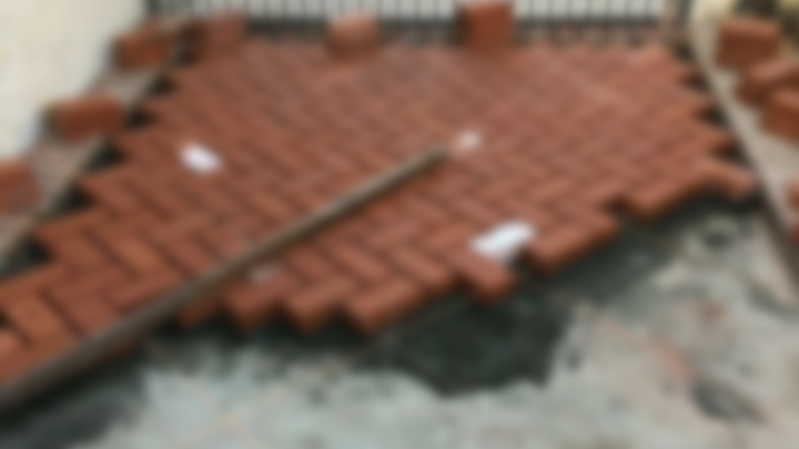 Foto: Netko se zaigrao prilikom slaganja poda od opeka, scena kao iz filma