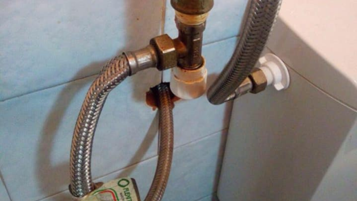 Foto: Ovako spojen vodokotlić još niste vidjeli, je li to za toplu i hladnu vodu?