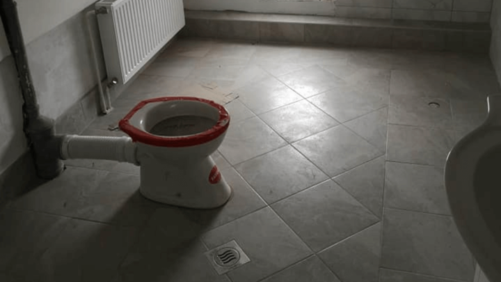 Foto: Netko je želio iskoristiti dodatan prostor za još jedan wc, ali su se malo preračunali