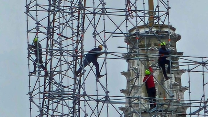 Foto dana: Hrabra ekipa građevinaca na vrhu tornja zagrebačke katedrale