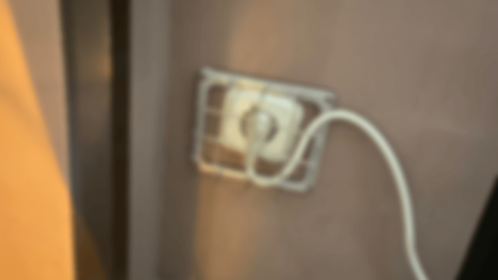 Foto: S električnim instalacijama se ne igra, zato je ovaj majstor odlučio zaštiti utičnicu