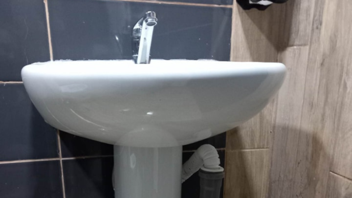 Foto: Kako pronaći objašnjenje za ovako postavljen umivaonik?