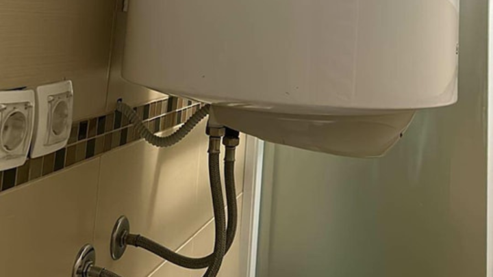 Foto: Nećete vjerovati kako su postavili ovaj bojler, timski rad zidara i vodoinstalatera