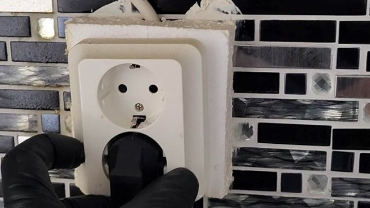 Foto: Priča u tri čina - Električar nije želio dirati pločice, pa se 'snašao'