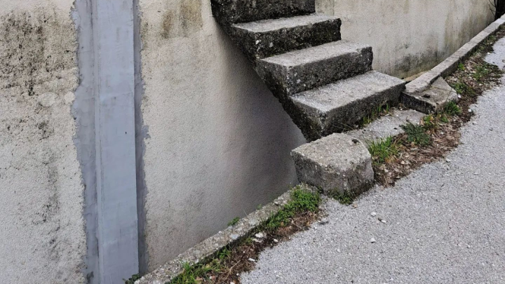 Foto: Ovaj majstor se baš usrećio, sagradio je stepenice koje vode do - zida
