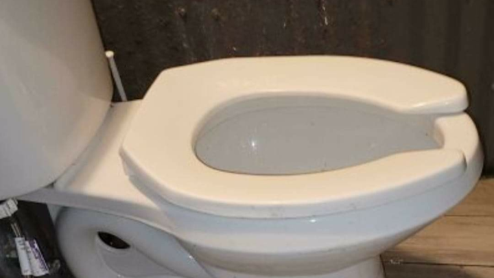 Foto: Izgleda kao da je sve u redu, ali zaista nije - tko bi ovako postavio WC školjku?