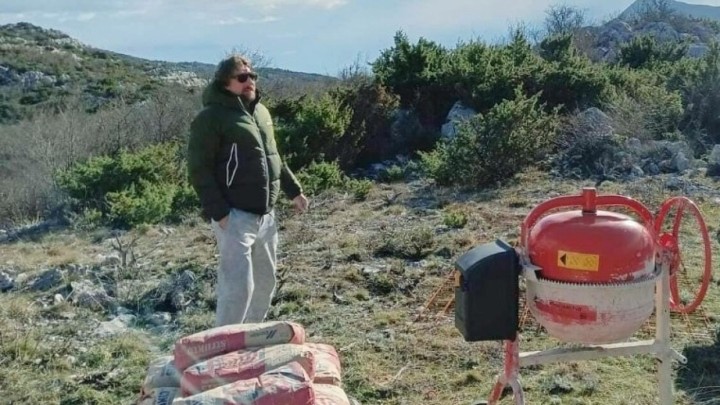 Foto: Gasi miješalicu, motaj kablove - legenda hrvatskog nogometa na baušteli