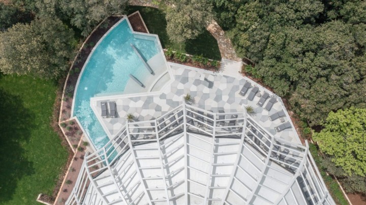 Kupola od 3.000 ploča u zagrljaju zelenila: Ovo je najbolja turistička građevina u regiji, nalazi se u Istri