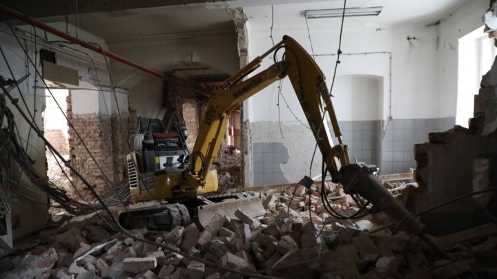 [FOTO] Napreduje obnova Medicinskog fakulteta: Gdje su bili studenti, sada su bageri