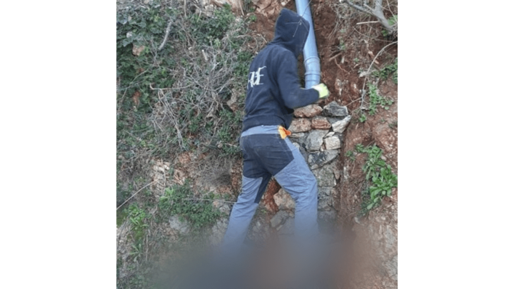 [FOTO] Opasnost na radu: Kada nema ljestvi u blizini pa je potrebno biti snalažljiv