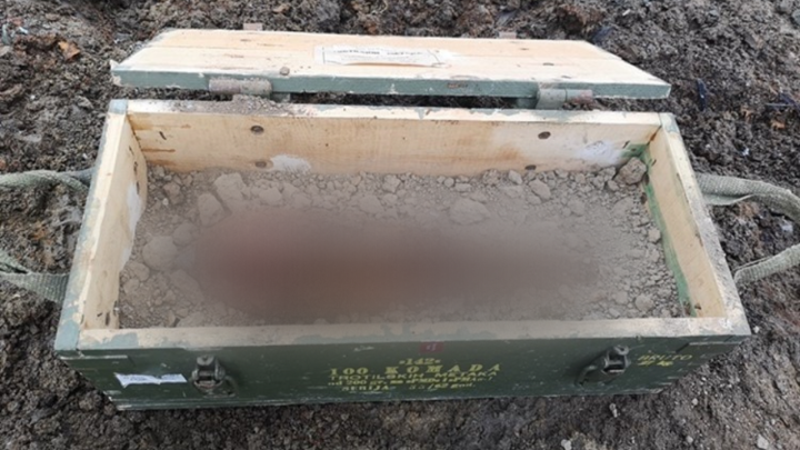 [FOTO] Neugodno iznenađenje: Prilikom ravnanja terena, radnik naišao na minu iz II Svjetskog rata