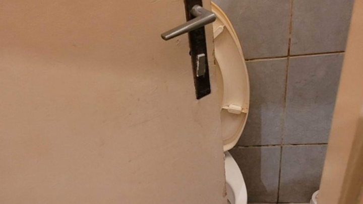 [FOTO] Kad pogrešno postaviš wc školjku pa moraš biti kreativan: 'Odlično' rješenje