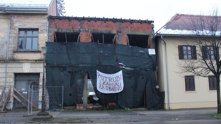 [FOTO] Ovaj transparent iz Petrinje nikoga neće ostaviti ravnodušnim: 'Potrubi i zahvali za obnovu'