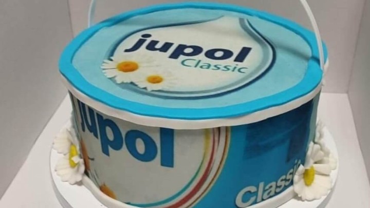 [FOTO] Hit na društvenim mrežama: Dijele tortu u obliku kante boje