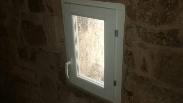 [FOTO] Postavili prozore na tvrđavu Klis, oglasio se i načelnik: 'Moja sramota...'