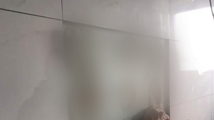 [FOTO] Sat 'likovnog' na gradilištu: Kad se poigraš s ljepilom prilikom postavljanja keramike