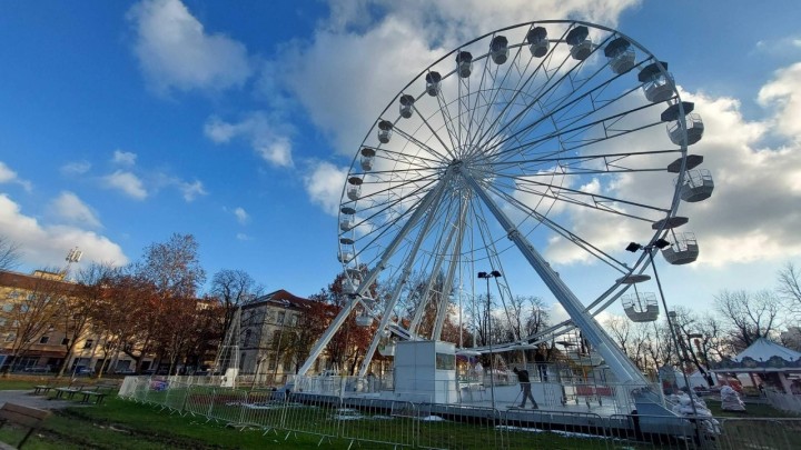 [FOTO] Najveća atrakcija Adventa: Panoramski kotač još ne radi, problem s dijelom strujnog ormara