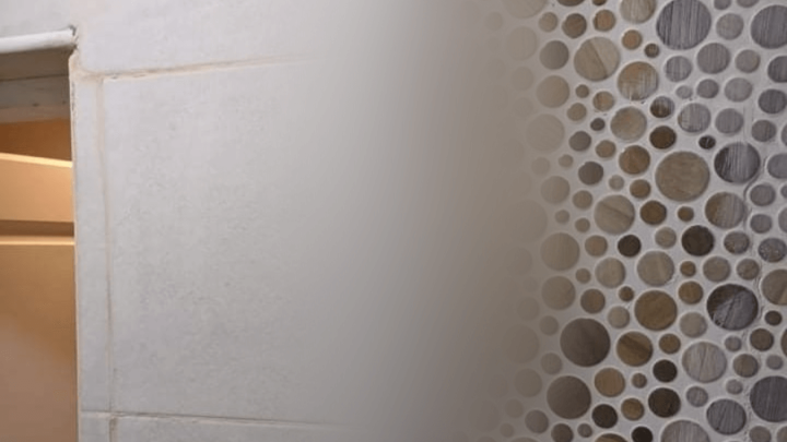 [FOTO] Ovako se NE postavljaju pločice: Je li ovo pokušaj 'umjetničkog' izražavanja?