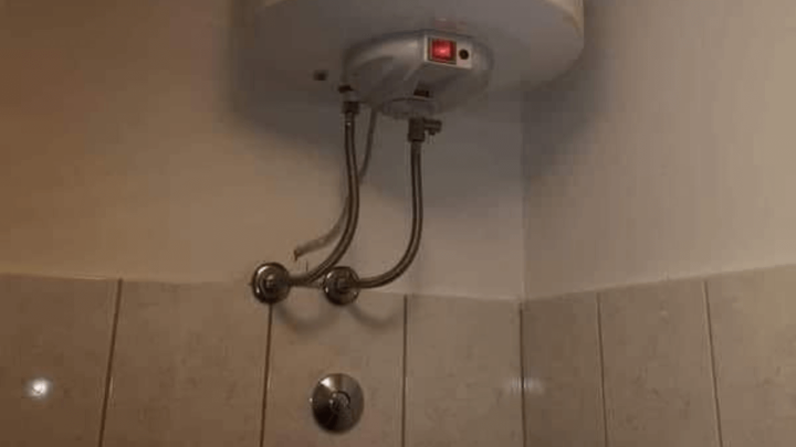 [FOTO] Zamislite da vam netko ovako postavi bojler: Ovo bi trebalo biti kazneno djelo