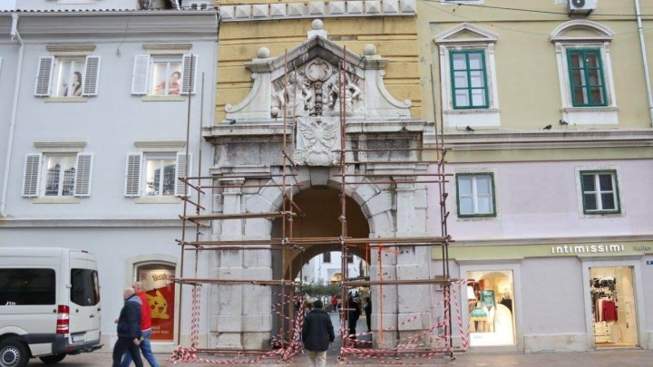 [FOTO] Kreće obnova Gradske ure: Jedan od najprepoznatljivijih simbola Rijeke