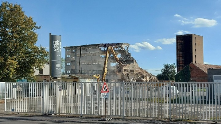 [FOTO] Pogledajte kako napreduje rušenje kultne tvornice u Sesvetama
