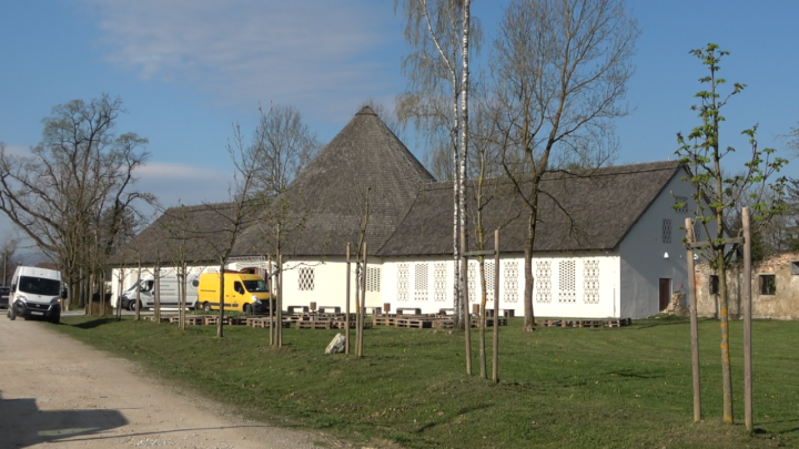 Ova građevina jedinstvena je u Hrvatskoj, bila je u vlasništvu bana Jelačića, a danas je top prostor za svadbe