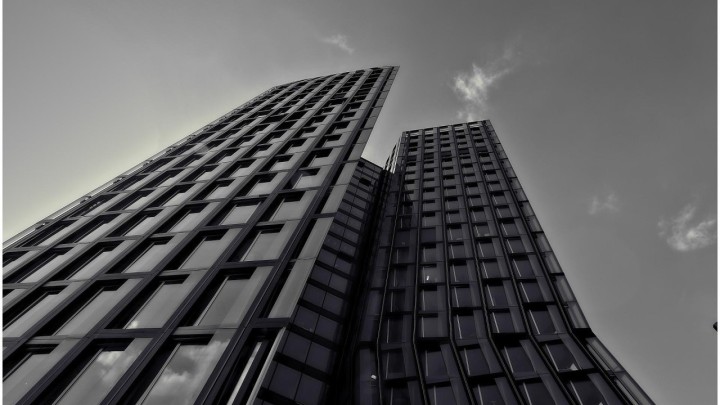 [FOTO] Osim plešuće kuće u Pragu, još jedan europski grad ima 'plešuće nebodere'