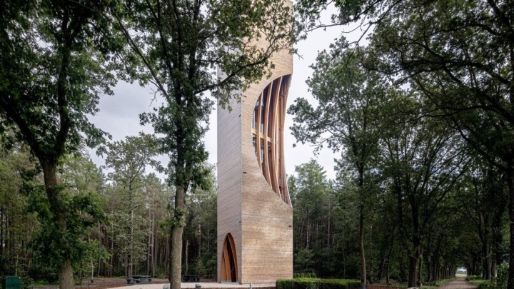 'Zlatokosina kula' u sred šume dizajnersko je sklonište za šišmiše i vidikovac koji oduševljava