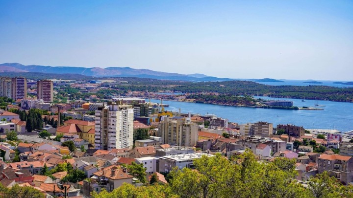 [FOTO] Dalmatinski grad prepoznatljivih nebodera