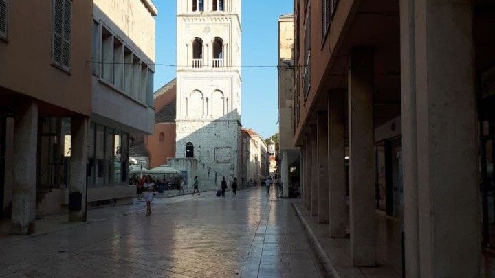 [FOTO] U zbijenom centru, našao se tako usred svega i zvonik crkve sv. Donata