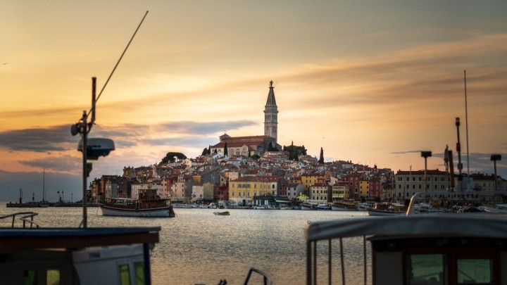 [FOTO] Znate li za što je nekoć služila ura smještena na rovinjskom gradskom trgu?