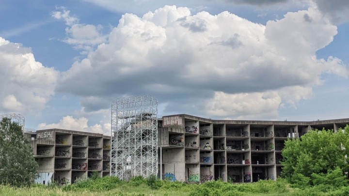 Ovaj betonski kostur trebali su popuniti stacionari, danas je to galerija grafita