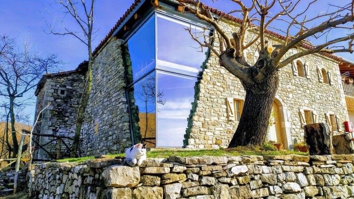 [FOTO] Kako vam se sviđa spoj staklene stijene i kamena?