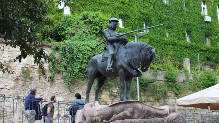 Spomenik sv. Jurja osvanuo s kacigom na glavi: Šalje li se neka posebna poruka?