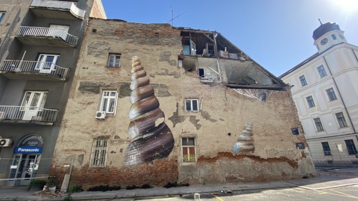 Mural u centru grada kao podsjetnik na vrijeme prije potresa