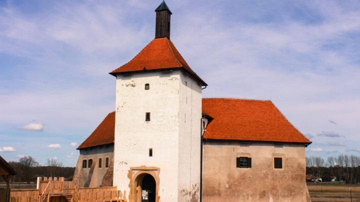 [FOTO] S ovog tornja na Turke su ispucali živu kokoš!