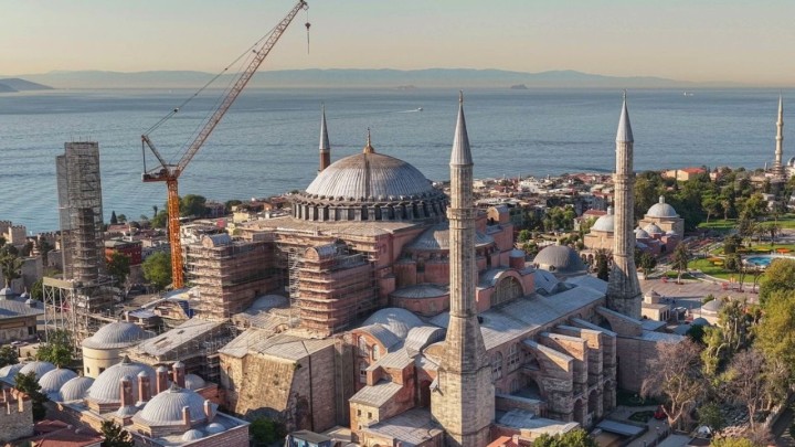 Nekada crkva, a danas najpoznatija džamija prolazi kroz obnovu, mega dizalice paze na svaki potez
