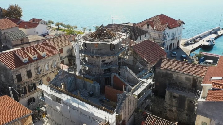 Video: Velika restauracija stare kule uz more, složeno gradilište koje svaki dan iznenadi