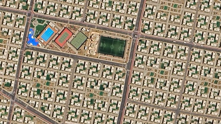 Radnička naselja za bauštelce u pustinji pravi su gradovi! Imaju bazene, sportske terene i Starbucks