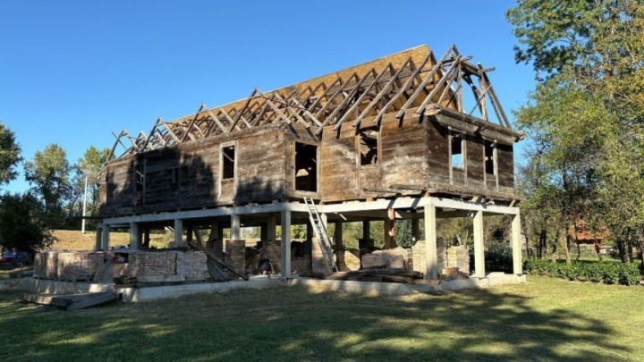 Bauštelska reportaža: Stoljetna drvena kuća uz Savu postaje hotel baštine, a prirodni bazen nova atrakcija