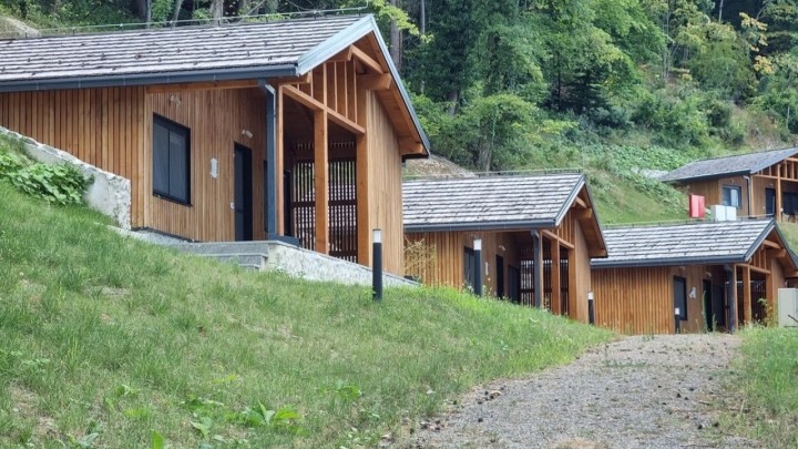 Bungalovi uz jezero sagrađeni europskim milijunima propadaju, već dva ljeta čeka se otvorenje