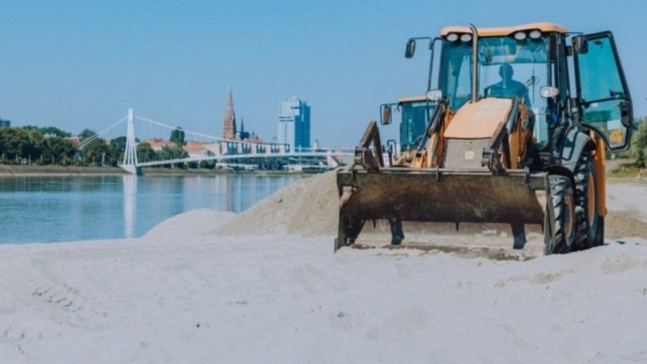 Ovako se upravo 'gradi' riječna plaža s najljepšim pogledom u Hrvatskoj, 1.700 tona pijeska za ljetovanje u gradu