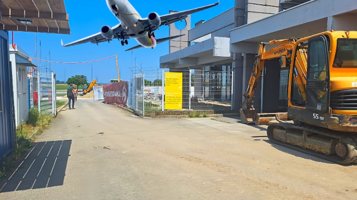 Gradilište uz avionsku pistu: Rekonstrukcija zračne luke u punom pogonu, sezona bauštelcima ne smeta