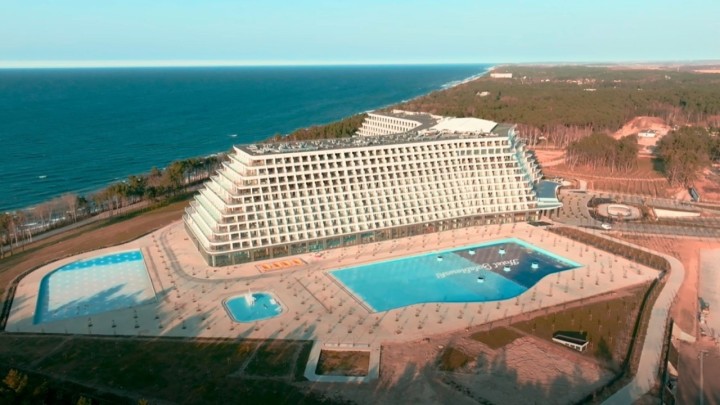 Na obali Baltičkog mora završava se mega hotel, pet bazena izgradili bez građevinske dozvole