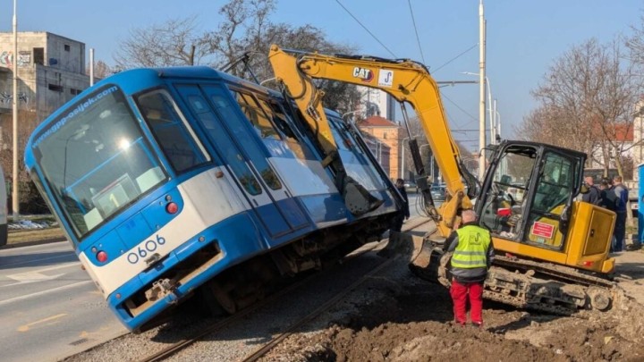 Sudar bagera i tramvaja: Kod raskopavanja pruge nesvakidašnja nesreća na tračnicama